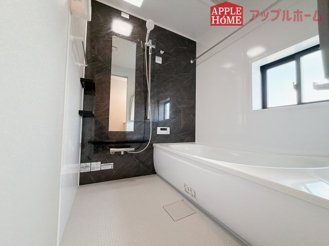 [新築住宅] 行田市矢場 平屋 全2棟の浴室|窓付きのバスルームは、採光もあり明るく気持ちの良い空間です。窓があることで、換気環境も良好。掃除もスムーズに出来ます