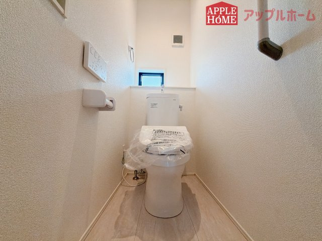 [新築住宅] 行田市矢場 平屋 全2棟のトイレ|白を基調とした清潔感のある明るい空間。温水洗浄便座付きで、毎日快適・清潔に使用できます。操作しやすい壁面リモコンを採用しています。