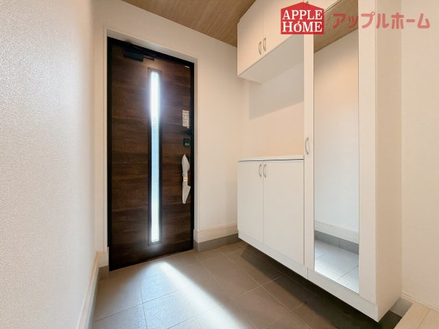 [新築住宅] 行田市矢場 平屋 全2棟の玄関|明るく清潔感のある玄関でお客様を迎えるスペースをパッと明るい印象に！大容量の収納力で大家族の履物もすっきり収納できます♪