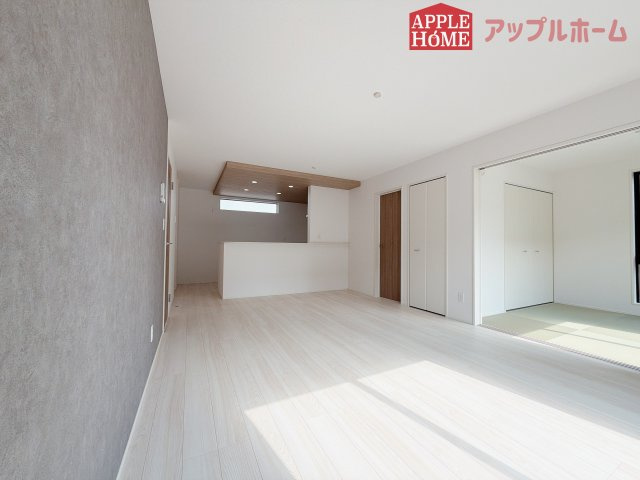 [新築住宅] 行田市矢場 平屋 全2棟の居間・リビング|広々リビング×対面キッチンで家族の会話も弾みます♪家族団らんの秘訣は間取りにあり☆夢のマイホームを一緒に叶えましょう！