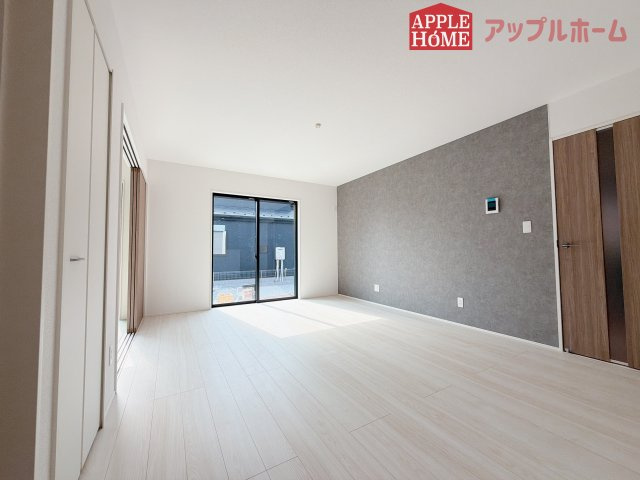 [新築住宅] 行田市矢場 平屋 全2棟の居間・リビング|大空間リビングは毎日家族が笑顔で生活する空間であるリビング。広さと明るさには拘ってほしい空間です。お子様の成長に合わせて家具の配置なども広いからこそ可能です。