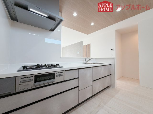 [新築住宅] 行田市矢場 平屋 全2棟のキッチン|キッチンから部屋中が見守れるので、小さなお子様がいるご家庭でも安心です。シンプル×ナチュラルな温かい空間は、どんなスタイルの家具も合わせやすいお部屋です。