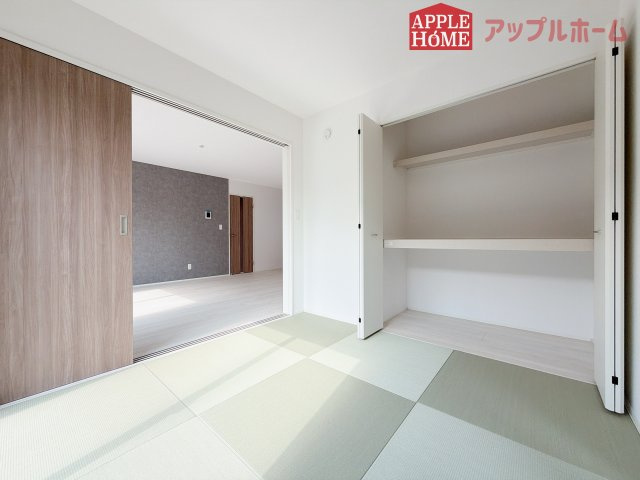 [新築住宅] 行田市矢場 平屋 全2棟の和室|クローゼット付きの和室は、収納スペースが豊富で部屋全体がすっきりと片付きやすいのが特徴です。衣類や荷物を整理しやすく、生活感を抑えた洗練された空間を保てます。