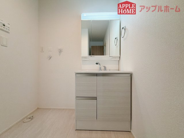 [新築住宅] 行田市矢場 平屋 全2棟の独立洗面台|三面鏡付きの洗面化粧台ですので、たっぷりと収納いただけます。白を基調とした清潔感のある快適空間です。毎日の身支度も気持ち良くお使い頂けます！！