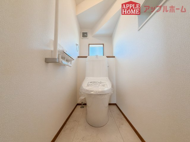 [新築住宅] 行田市前谷 第3期 全9棟のトイレ|白を基調とした清潔感のある明るい空間。温水洗浄便座付きで、毎日快適・清潔に使用できます。操作しやすい壁面リモコンを採用しています。