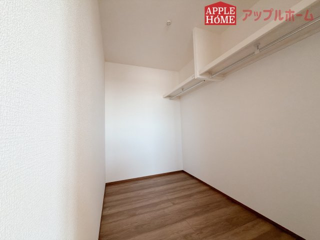 [新築住宅] 行田市前谷 第3期 全9棟の収納|お洋服を大切にされる方に大変喜ばれる、ウォークインクローゼット。お洋服以外にも掃除機やスーツケースなどを一箇所に集約できるのは魅力ですね！扉が一箇所ですので、お部屋の見た目にもスッキリ！