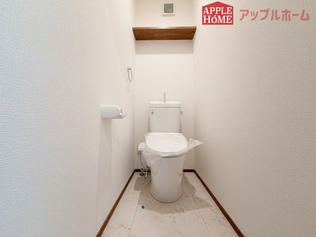 [新築住宅] 行田市前谷 第3期 全9棟のトイレ|白を基調とした清潔感のある明るい空間。温水洗浄便座付きで、毎日快適・清潔に使用できます。操作しやすい壁面リモコンを採用しています。