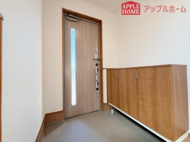 [新築住宅] 行田市前谷 第3期 全9棟の玄関|住まう人も来客も入った時にワクワクさせてくれるオシャレな玄関♪収納もたっぷりあるので、靴がたくさんあっても安心！