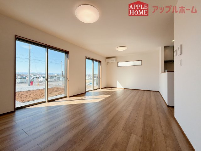 [新築住宅] 行田市前谷 第3期 全9棟の居間・リビング|窓から差し込む光で家族を温かく包み込みます。明るいリビングで子育てする喜びを☆いつでも見学可能です！