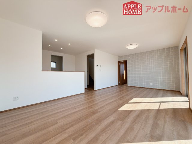 [新築住宅] 行田市前谷 第3期 全9棟の居間・リビング|広々リビング×対面キッチンで家族の会話も弾みます♪家族団らんの秘訣は間取りにあり☆夢のマイホームを一緒に叶えましょう！