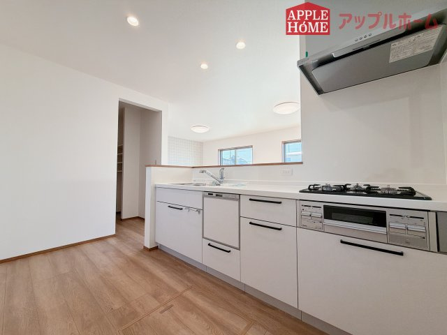 [新築住宅] 行田市前谷 第3期 全9棟のキッチン|見栄えもよくお手入れもスムーズに出来ます。豊富な収納力もございますので、キッチンスペースをスッキリとお使い頂けそうです。