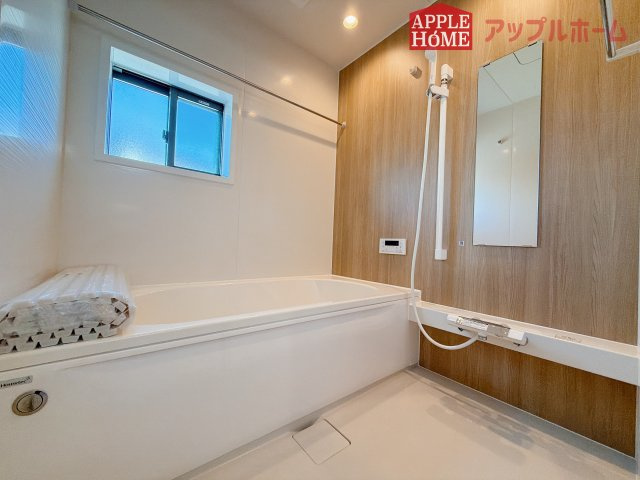 [新築住宅] 行田市前谷 第3期 全9棟の浴室|窓付きのバスルームは、採光もあり明るく気持ちの良い空間です。窓があることで、換気環境も良好。掃除もスムーズに出来ます