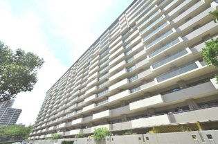 オートロックで外部の人間が簡単に出入りできないため安心です。