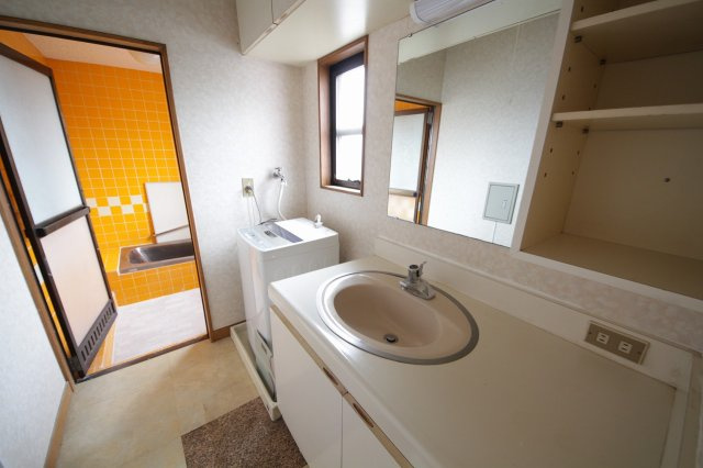 わんこハウス鶴見の洗面所|清潔感のある大きな洗面台は、朝の準備もはかどりそうですね。
