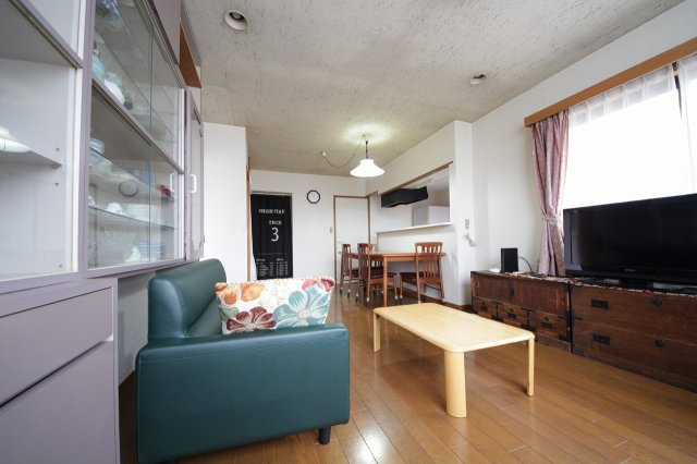 わんこハウス鶴見の居間・リビング|清潔感ある広々としたリビングで、人もペットも快適なシェア生活。全４戸、犬好きが集まるシェアハウスです