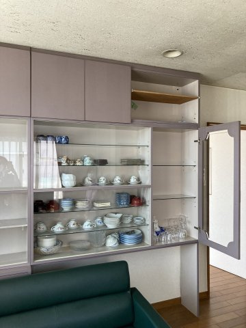 わんこハウス鶴見の居間・リビング|食器類完備。食器類が一式、完備されていますので、ご自身でご準備する必要もありません。
