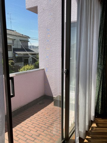 わんこハウス鶴見のバルコニー|リビングルームから共有バルコニーへでることができます。日当たりも良いので洗濯物もはかどりそうですね。
