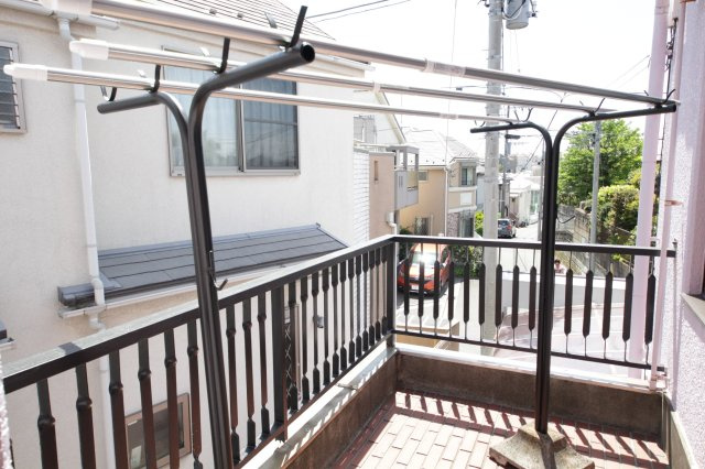 わんこハウス鶴見|リビングルームから共有バルコニーへでることができます。日当たりも良いので洗濯物もはかどりそうですね。
