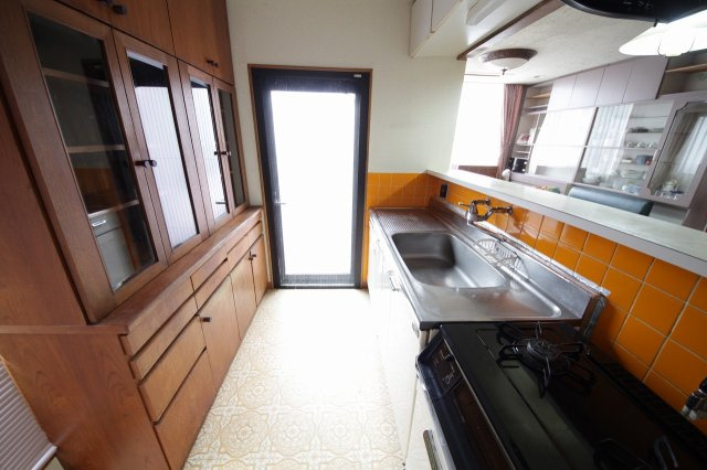 わんこハウス鶴見のキッチン|広々としたシステムキッチン。３口のコンロ、広い調理台、大きなシンクと料理づくりも楽しくなります。
