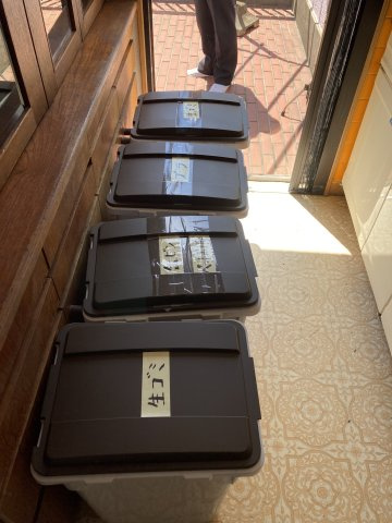 わんこハウス鶴見のキッチン|誤飲防止の蓋付きゴミ箱。
