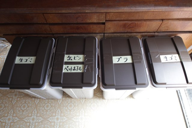 わんこハウス鶴見のキッチン|誤飲防止の蓋付きゴミ箱。
