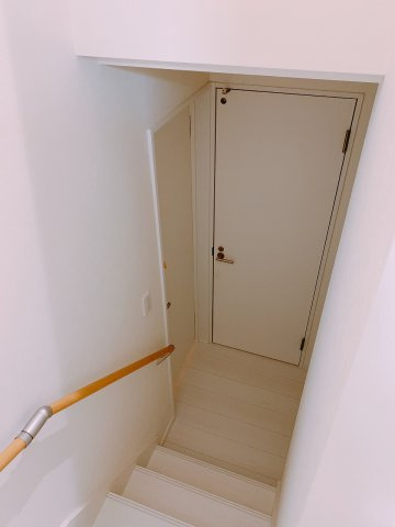 ぬこハウス堀切のその他共用部分|白を基調にした廊下。清潔感ある共有部分にしたく、白を基調にした廊下としました。