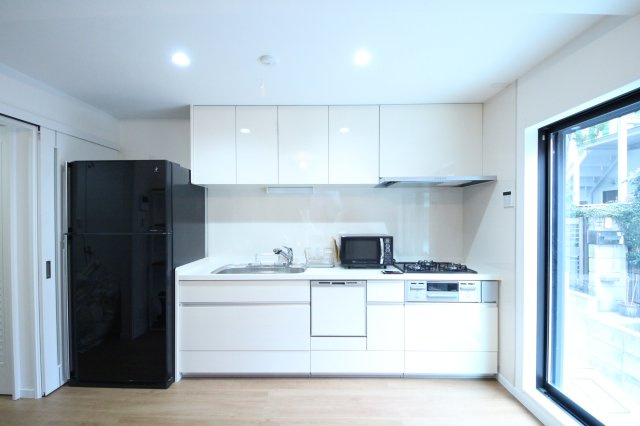 ぬこハウス堀切のキッチン|一人暮らしでは味わえない、贅沢な暮らしがシェア生活の大きなメリットですね。