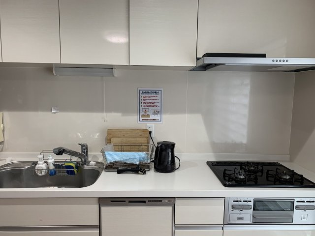 ぬこハウス堀切のキッチン|広々としたシステムキッチン。３口のガスコンロ、広い調理台、大きなシンクと料理づくりも楽しくなります。