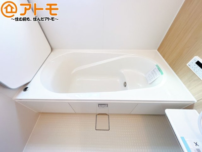 【浴室】 | 富士市水戸島　新築戸建て　全1棟 | ベンチタイプの浴槽のため、お子様も座ってお風呂に入れます♪