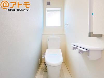 【トイレ】 | 富士市水戸島　新築戸建て　全1棟 | 窓があり換気もすぐにできる、清潔感のあるトイレです♪