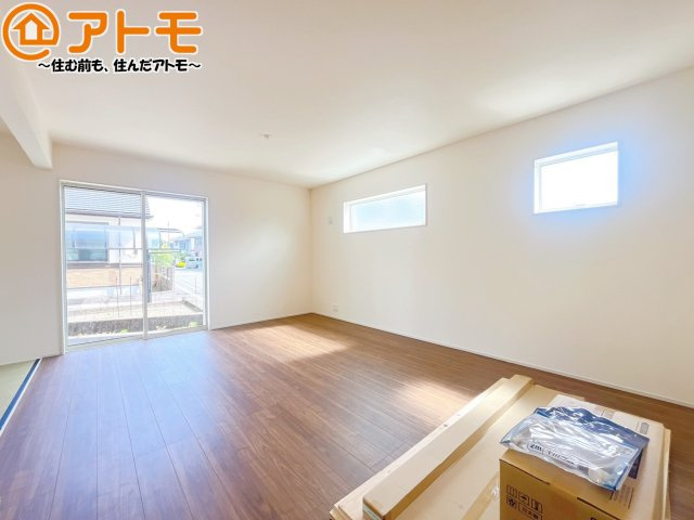 【居間・リビング】 | 富士市水戸島　新築戸建て　全1棟 | 用途での区画がしやすい形状をしたリビングになっています♪