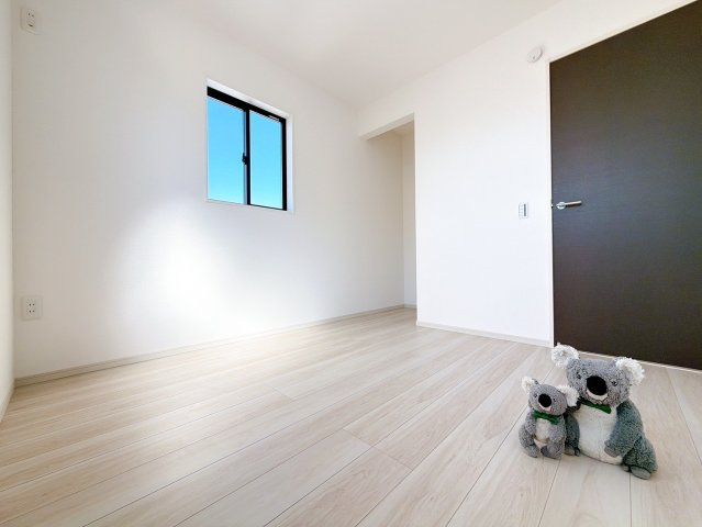 【洋室】 | 前橋市前箱田町　新築住宅 | 広さはお子様の勉強部屋にも適した広さ！
勉強机や本棚などの家具を置いてもフリースペースも確保することができます。