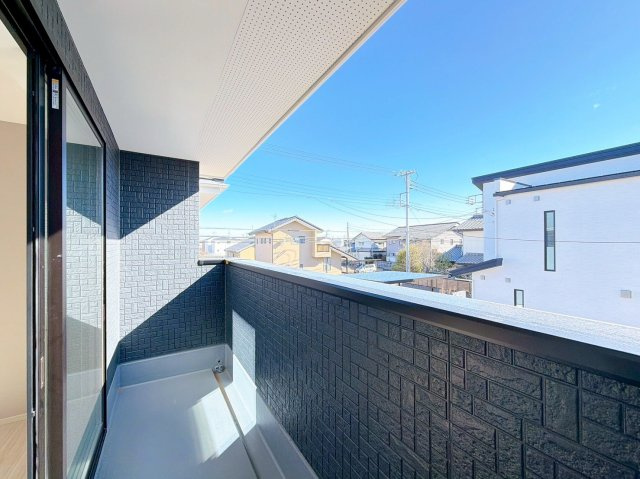 【バルコニー】 | 前橋市前箱田町　新築住宅 | 日当たりの良いバルコニーで毎日の暮らしに明るさとゆとりを。洗濯物もよく乾き、季節の移ろいを感じながら過ごせます。