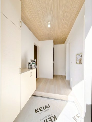 【玄関】 | 前橋市前箱田町　新築住宅 | 住まう人の帰り、訪れる人を優しく迎える安らぎに満ちた空間　上質感あふれるエントランス