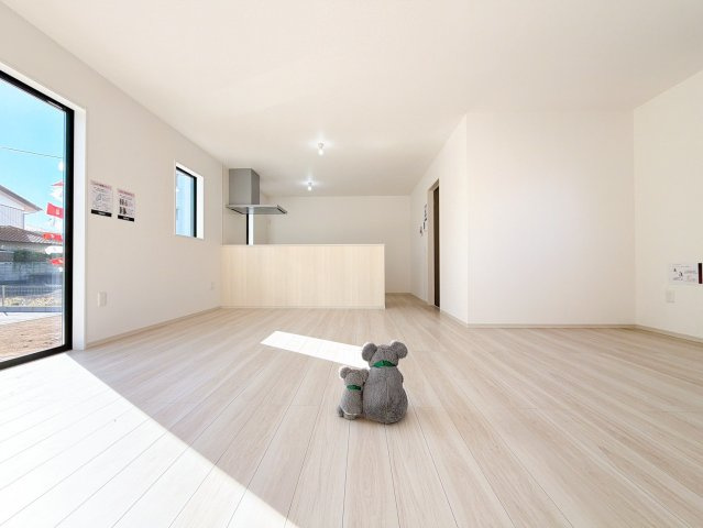 【居間・リビング】 | 前橋市前箱田町　新築住宅 | ≪LDK≫
リビング・ダイニングは白を基調としたシンプルな空間。
雑貨やこだわりの家具など、レイアウトも自由に楽しめます！