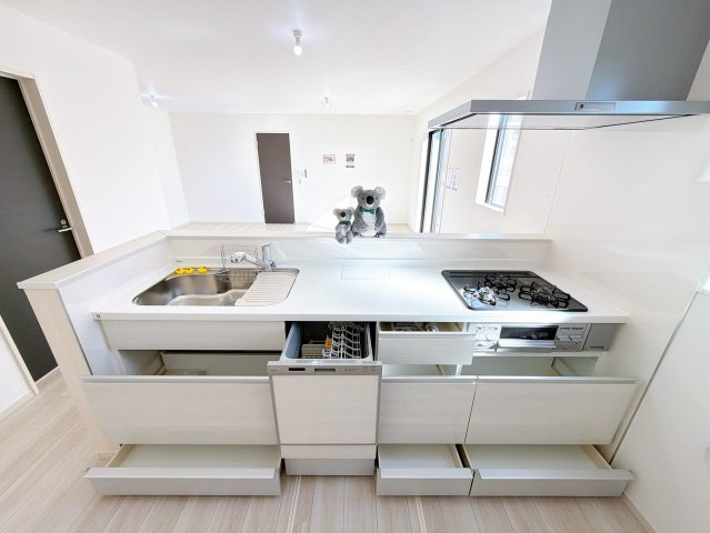 【キッチン】 | 前橋市前箱田町　新築住宅 | 使い勝手のいいシステムキッチンには、ビルトインタイプの食器洗浄乾燥機を完備。食後の片付けもスイッチ一つで完了し、時間にも心にもゆとりが生まれます。