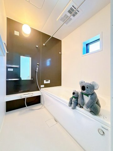 【浴室】 | 前橋市前箱田町　新築住宅 | ナチュラルな木目調のアクセントパネルは壁面についた汚れもさっと洗い流せます。
窓があるので換気も良好！
ランドリーパイプ付きで雨天時などにはランドリースペースとしても大活躍します！