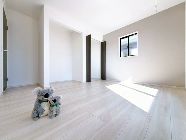 【洋室】 | 前橋市前箱田町　新築住宅 | 清潔感ある壁紙と温もり溢れる床材が調和した洋室。毎日の生活を少しでも快適に過ごして頂ける様、飽きの来ない雰囲気がたまりません。