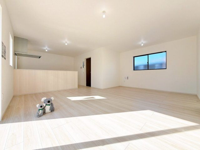 【居間・リビング】 | 前橋市前箱田町　新築住宅 | 開放感あふれるリビング・ダイニングは、光と風を感じながら過ごせる心地よい空間。インテリアの映える落ち着いたデザインで、ゆとりある毎日を演出します。