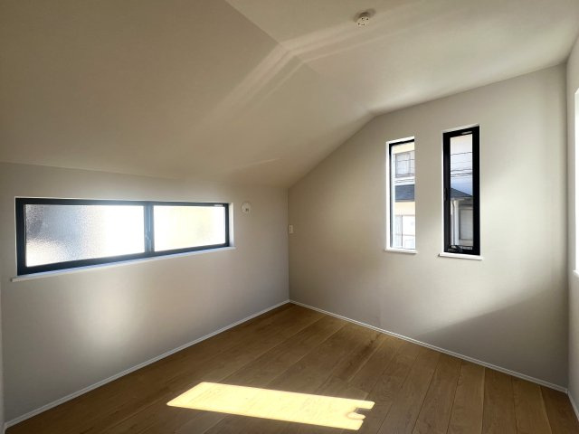 始発駅の駅チカという利便性なら借地という考え方もアリなのでは？？【金沢区谷津町新築戸建】の洋室|コンパクトで使いやすい洋室です