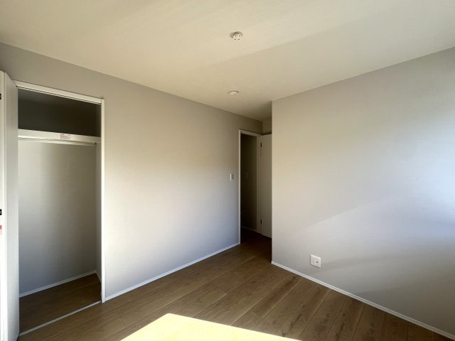 始発駅の駅チカという利便性なら借地という考え方もアリなのでは？？【金沢区谷津町新築戸建】の洋室|落ち着いた色調の洋室です