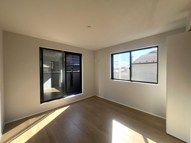 始発駅の駅チカという利便性なら借地という考え方もアリなのでは？？【金沢区谷津町新築戸建】の洋室|コンパクトで使いやすい洋室です