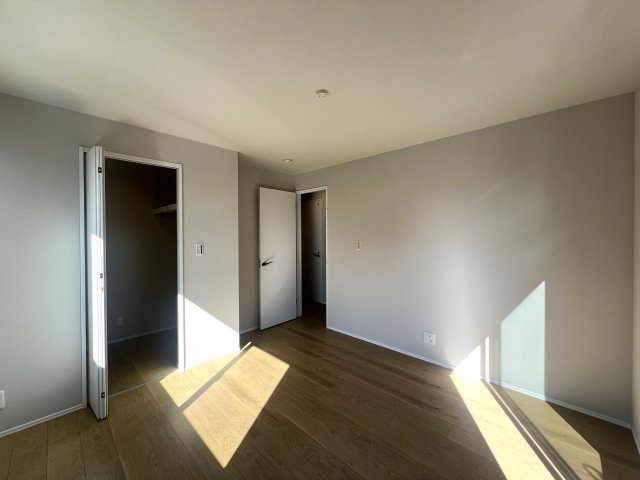 始発駅の駅チカという利便性なら借地という考え方もアリなのでは？？【金沢区谷津町新築戸建】の洋室|コンパクトで使いやすい洋室です