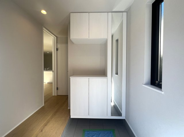 始発駅の駅チカという利便性なら借地という考え方もアリなのでは？？【金沢区谷津町新築戸建】の玄関|明るい玄関です