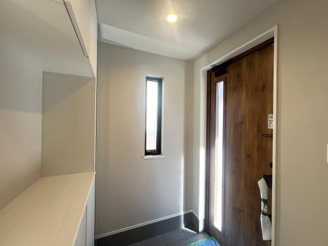 始発駅の駅チカという利便性なら借地という考え方もアリなのでは？？【金沢区谷津町新築戸建】の玄関|明るい玄関です