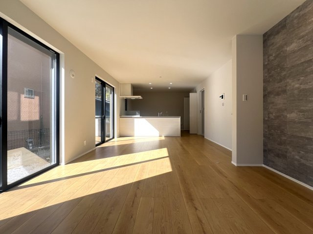 始発駅の駅チカという利便性なら借地という考え方もアリなのでは？？【金沢区谷津町新築戸建】の居間・リビング|おしゃれなリビングです