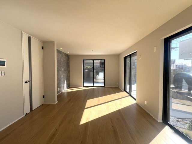 始発駅の駅チカという利便性なら借地という考え方もアリなのでは？？【金沢区谷津町新築戸建】の居間・リビング|こちらの居間で趣味の時間をお楽しみください