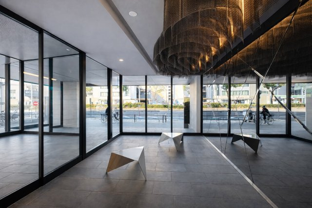 オープンレジデンシア大須FRONTのエントランス|ガラス越しに街並みを望む開放的なロビー空間