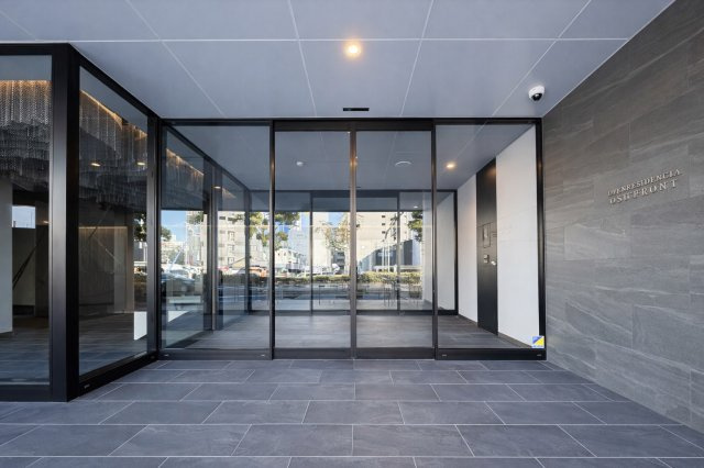 オープンレジデンシア大須FRONTのエントランス|重厚感と洗練が調和するエントランスアプローチ