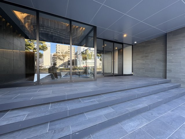 オープンレジデンシア大須FRONTのエントランス|ゆとりあるアプローチが迎えるエントランス